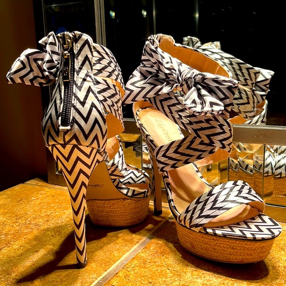 Zigi Soho Shoes - NWOT Black & White Platform Sandals